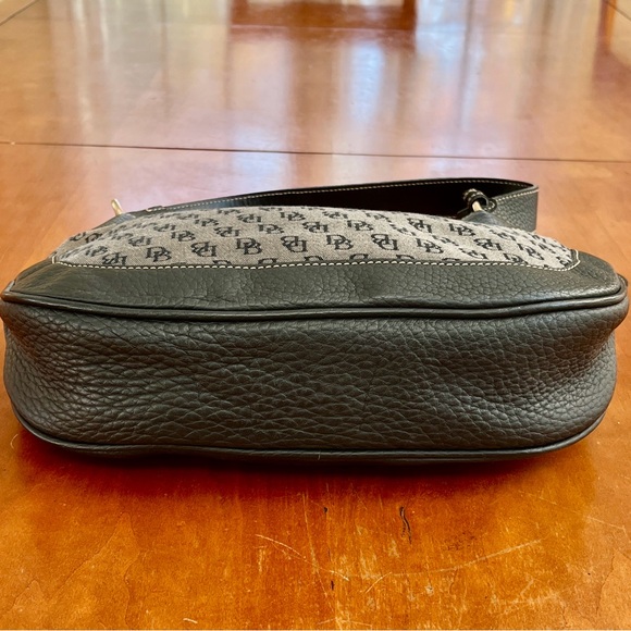 Dooney & Bourke Vintage Black and Gray Logo Full Zip Shoulder Bag. - Picture 4 of 16